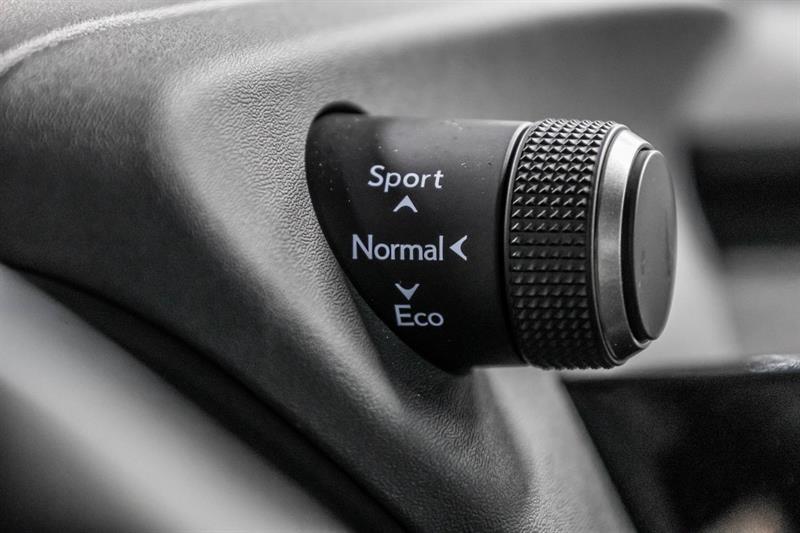 2025 Lexus UX - Image 24