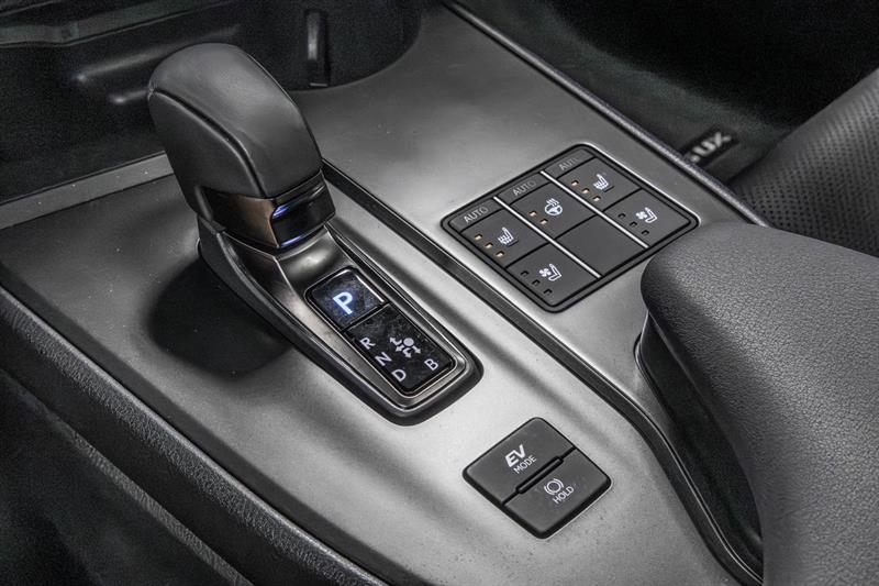 2025 Lexus UX - Image 30