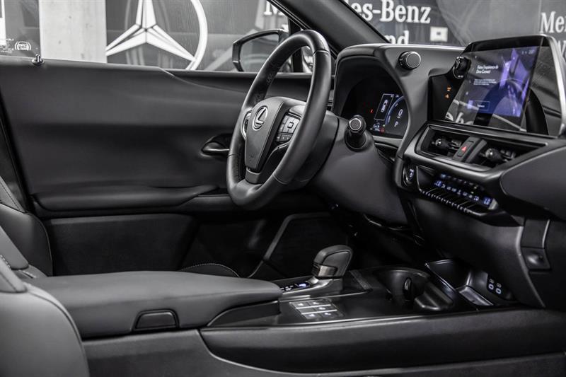 2025 Lexus UX - Image 38