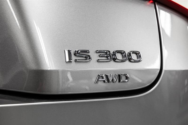 2022 Lexus IS - Image 13