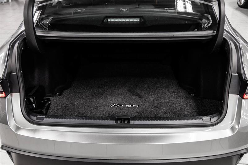 2022 Lexus IS - Image 15