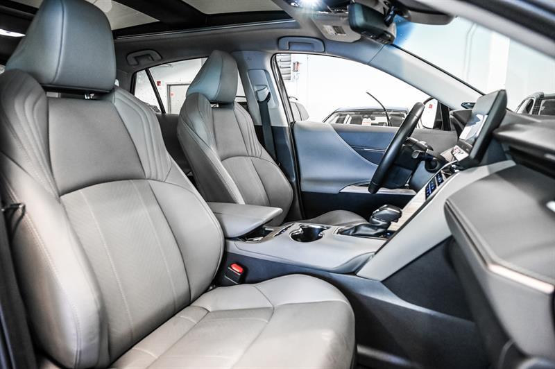 2022 Toyota Venza - Image 38