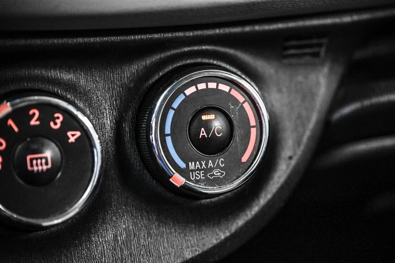 2013 Toyota Yaris - Image 21