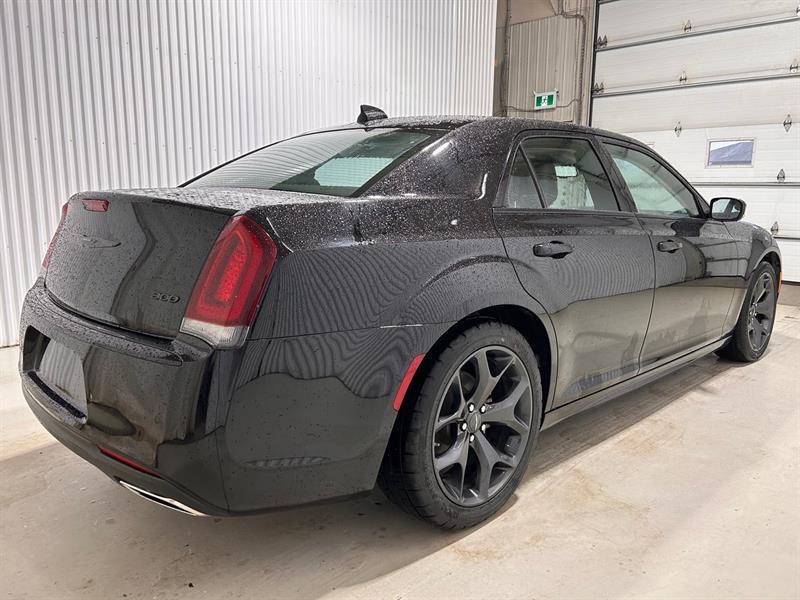 2023 Chrysler 300 - Image 5