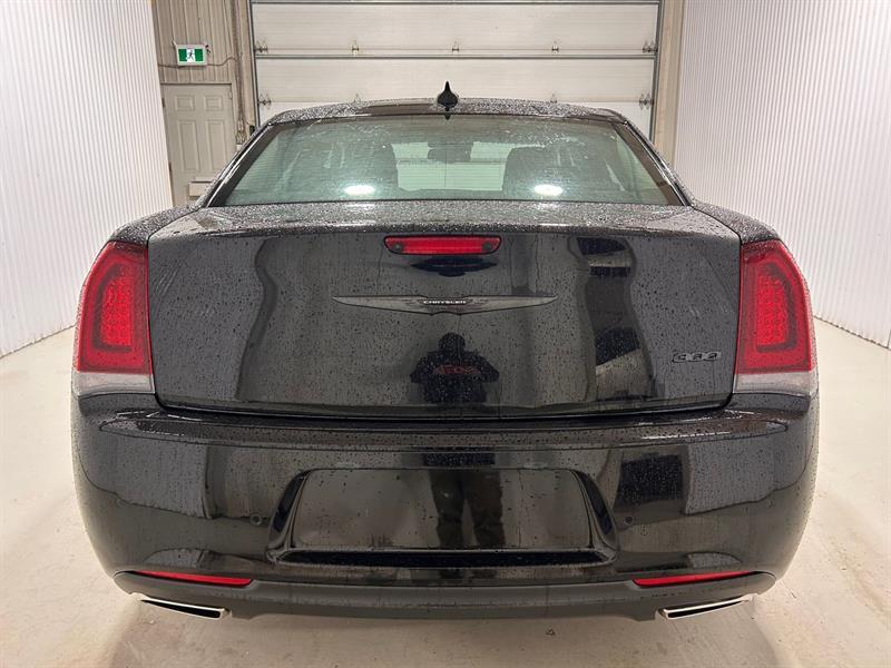 2023 Chrysler 300 - Image 8