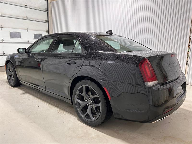 2023 Chrysler 300 - Image 10