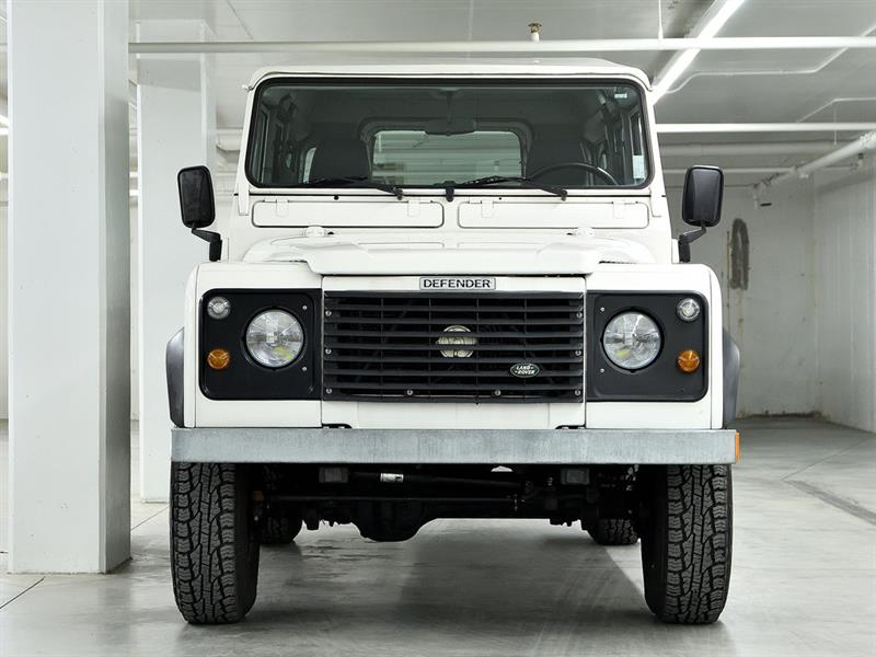 Land Rover Defender 3