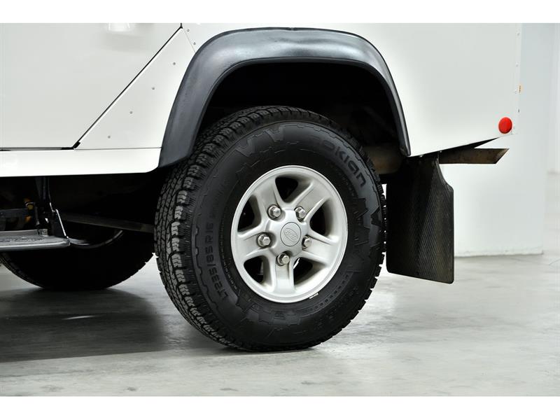 Land Rover Defender 5