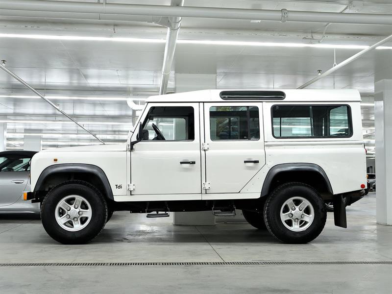 Land Rover Defender 6