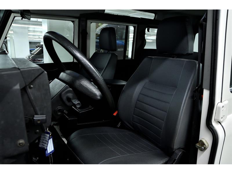 Land Rover Defender 12