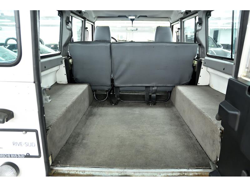 Land Rover Defender 15