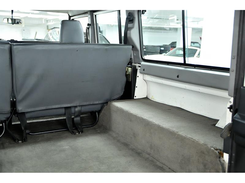 Land Rover Defender 17