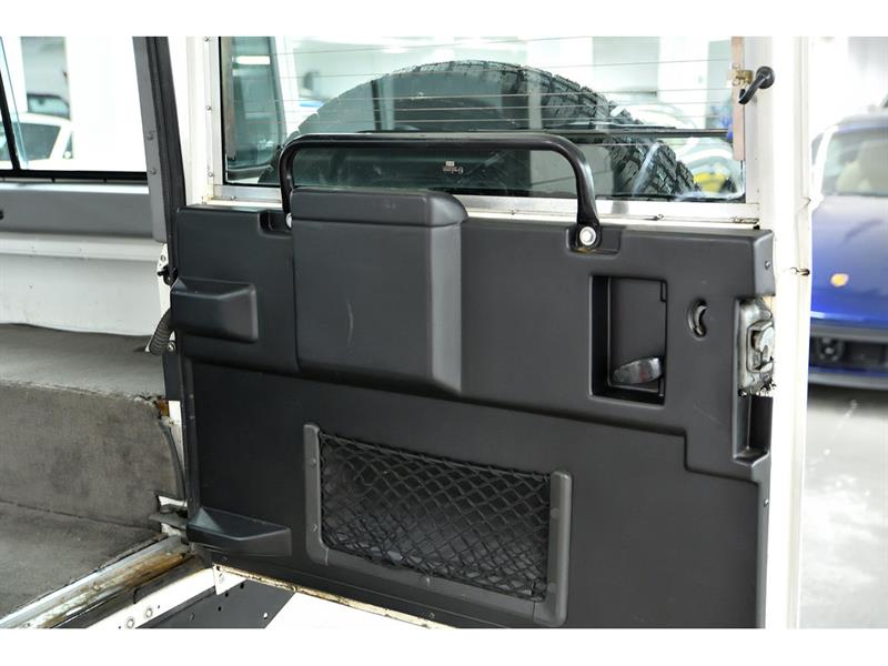 Land Rover Defender 18