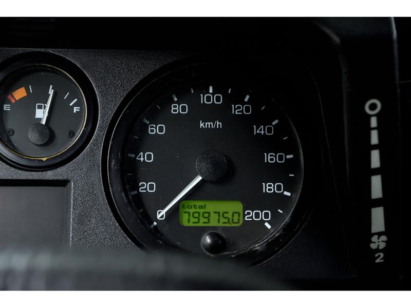 Land Rover Defender 23