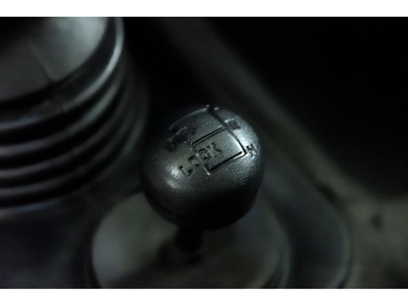 Land Rover Defender 26