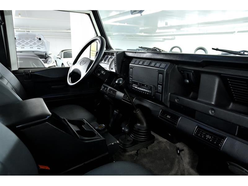 Land Rover Defender 32