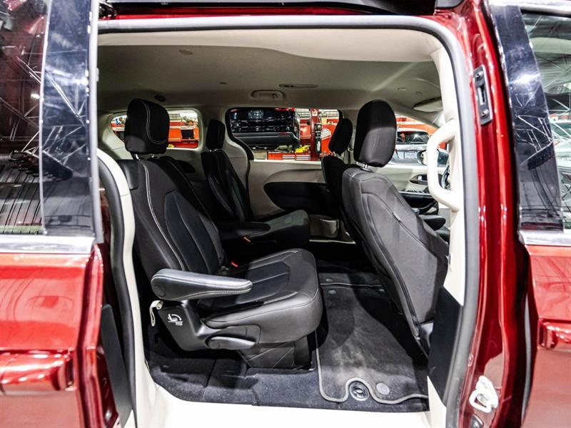 2023 Chrysler Grand Caravan - Image 16