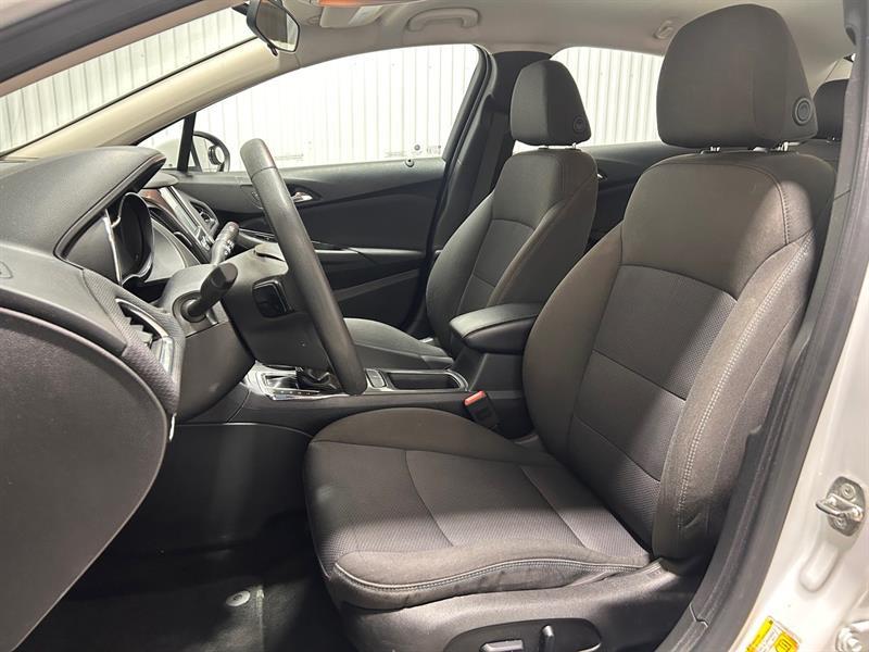 2018 Chevrolet Cruze - Image 13
