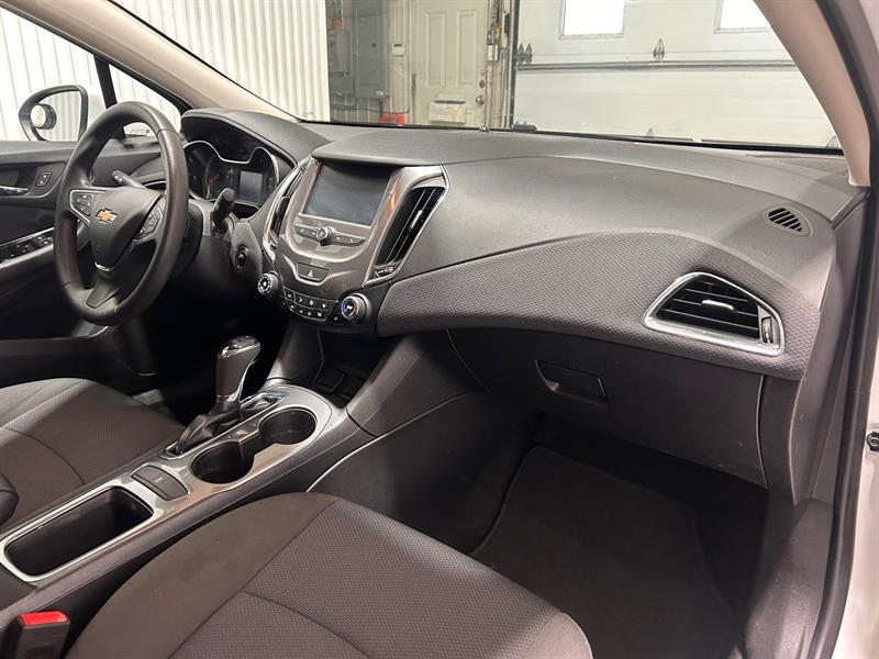 2018 Chevrolet Cruze - Image 20