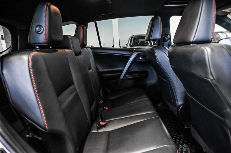 2017 Toyota RAV4 - Image 32