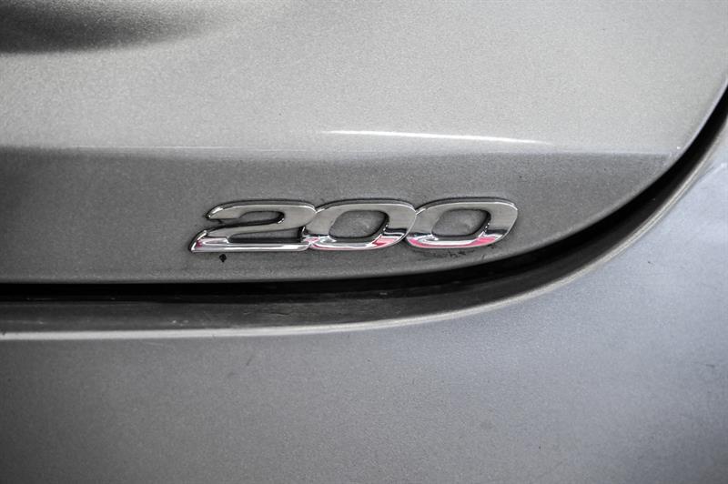 2016 Chrysler 200 - Image 5