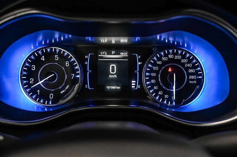 2016 Chrysler 200 - Image 11