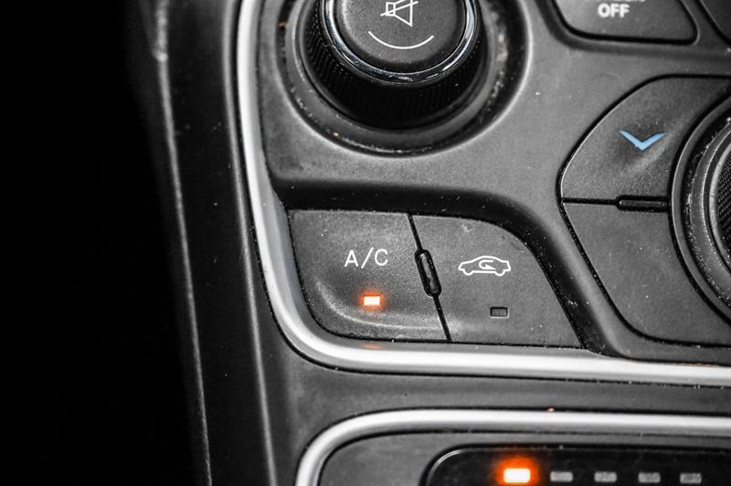 2016 Chrysler 200 - Image 15