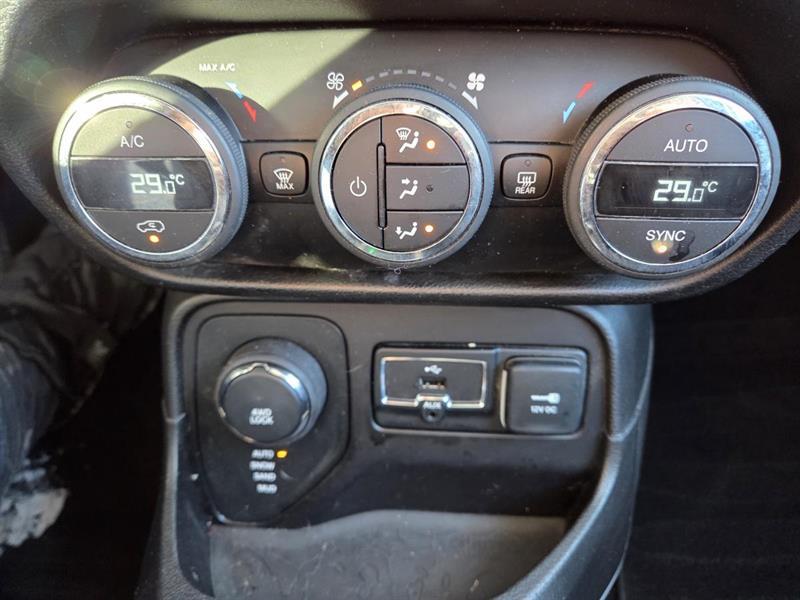 2017 Jeep Renegade - Image 21