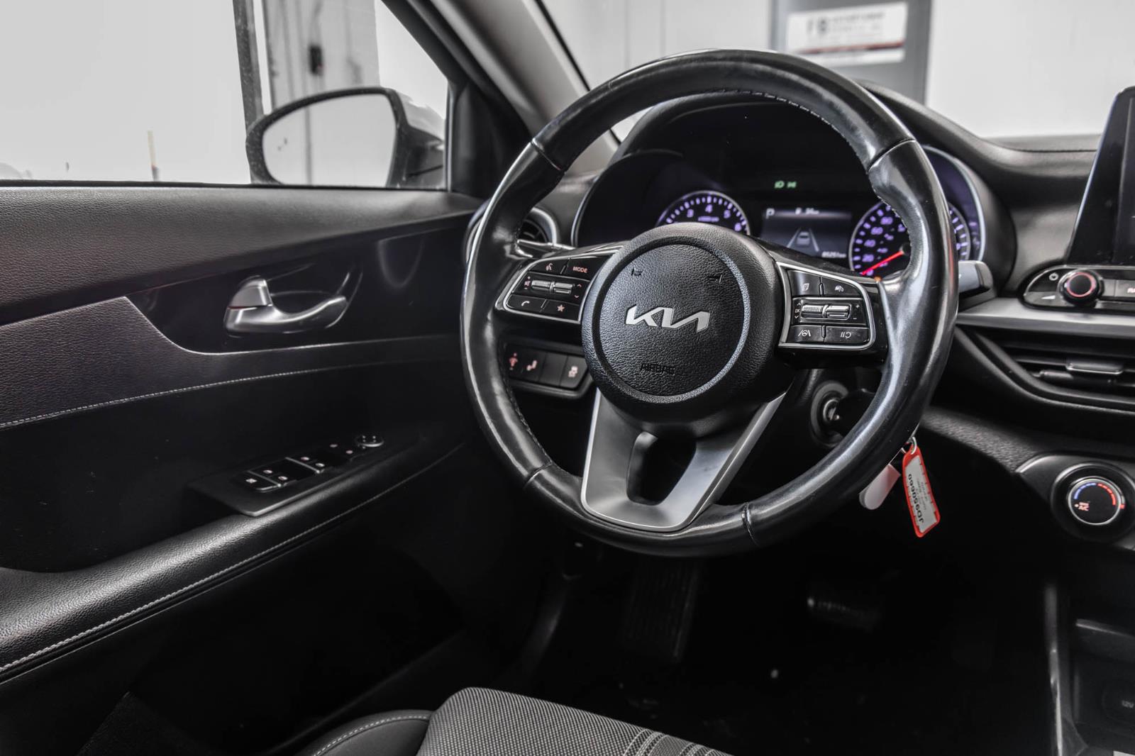kia Forte 2022 - 35