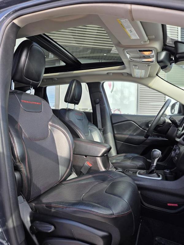 2017 Jeep Grand Cherokee - Image 11