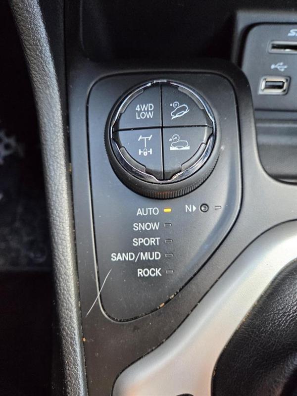 2017 Jeep Grand Cherokee - Image 20