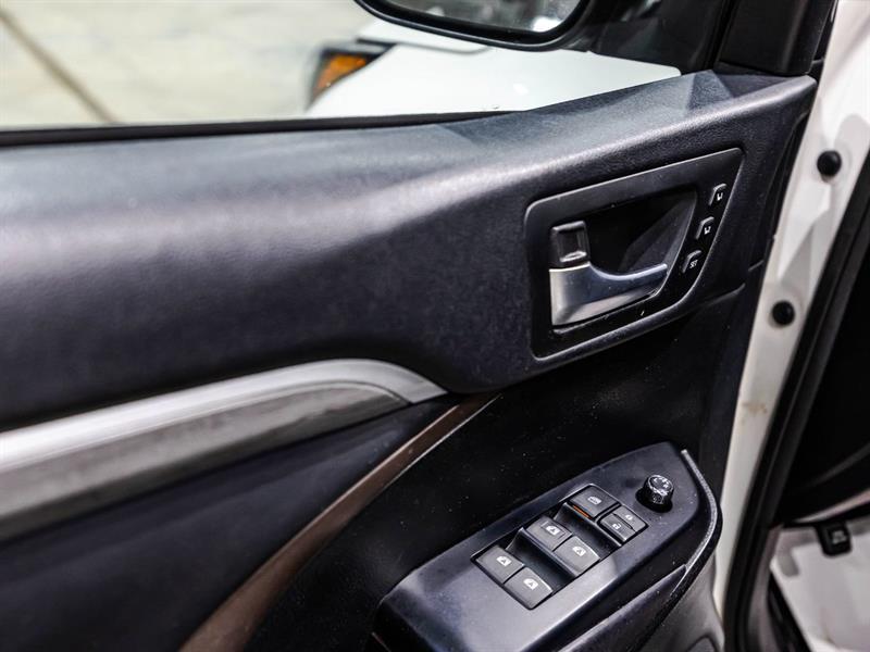 2017 Toyota Highlander - Image 11
