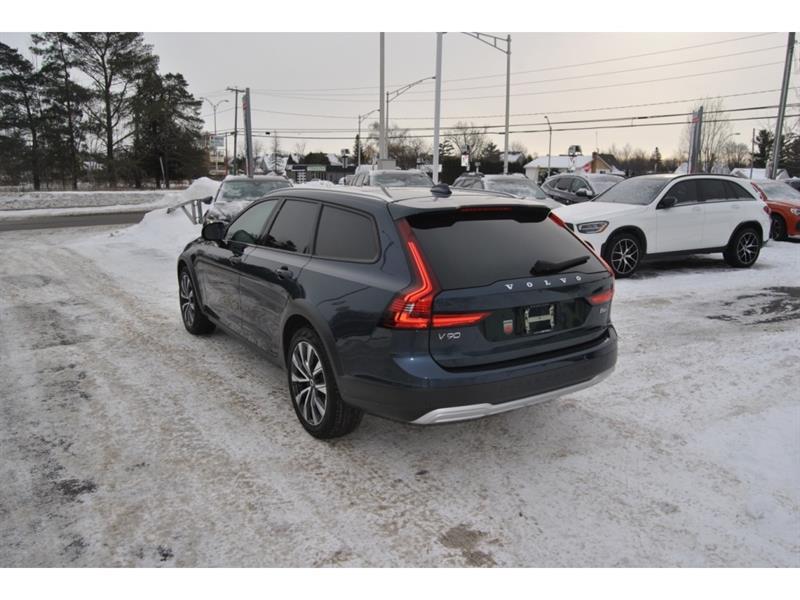 2022 Volvo V90 - Image 3
