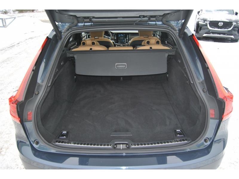 2022 Volvo V90 - Image 11