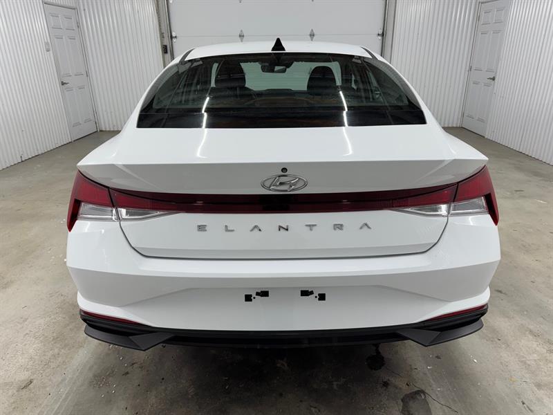 2022 Hyundai Elantra - Image 12