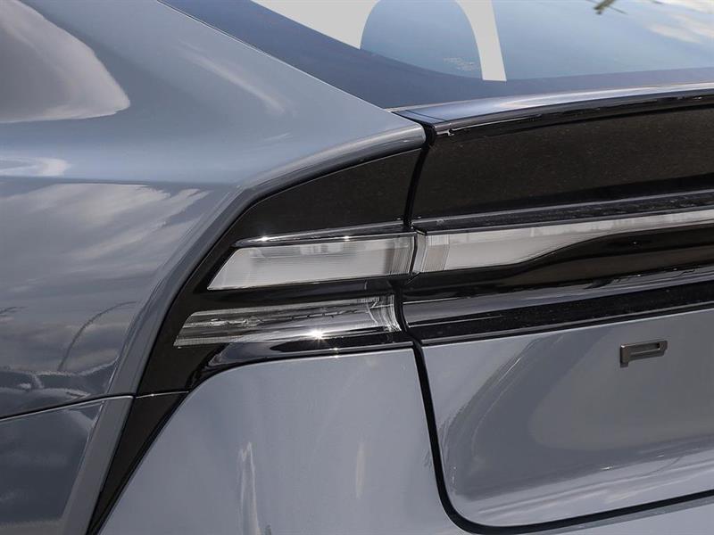 2025 Toyota Prius - Image 11