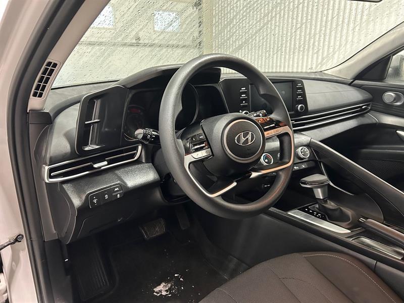 2022 Hyundai Elantra - Image 12