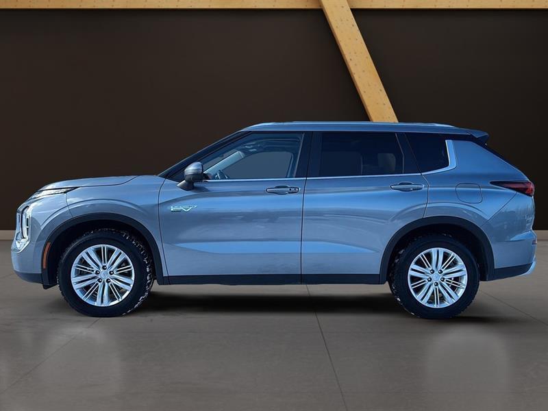 2024 Mitsubishi Outlander - Image 2