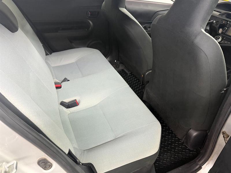 toyota Prius c 2015 - 8
