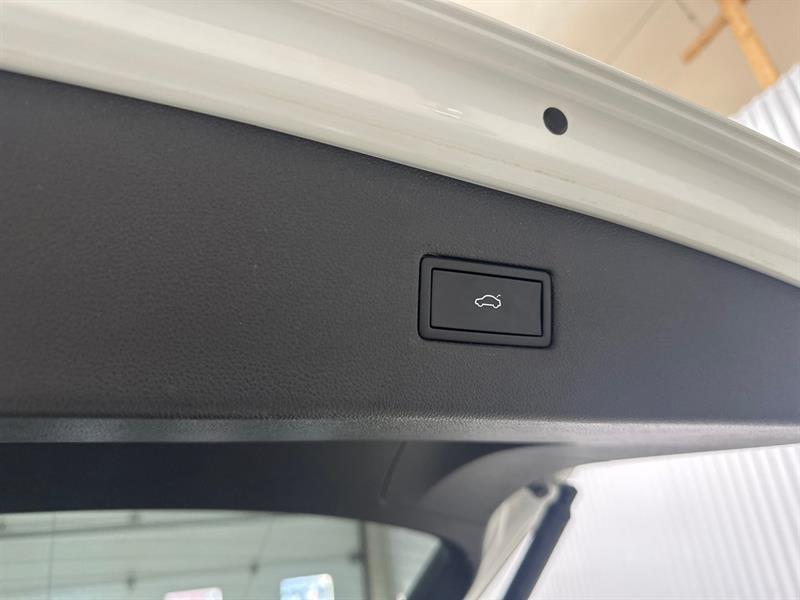 2022 Volkswagen Tiguan - Image 18