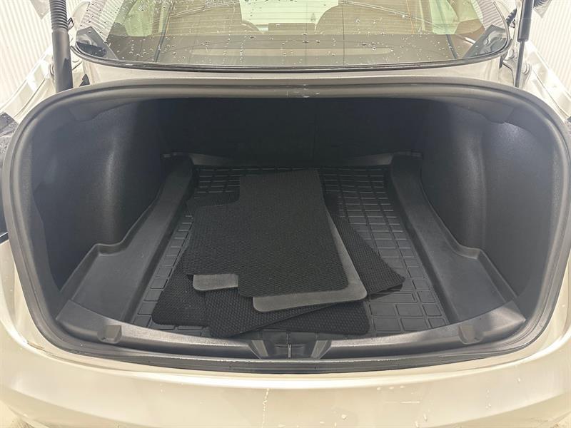 2022 Tesla Model 3 - Image 16