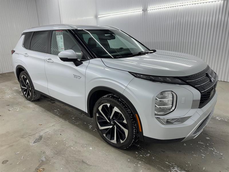 2023 Mitsubishi Outlander - Image 4