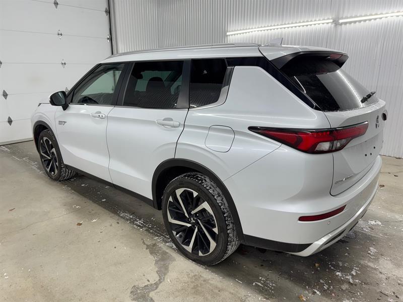 2023 Mitsubishi Outlander - Image 8
