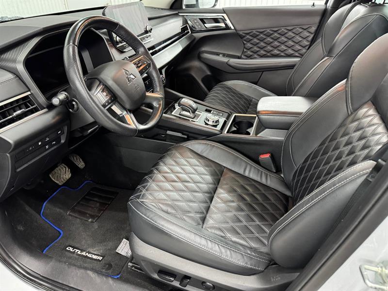 2023 Mitsubishi Outlander - Image 16