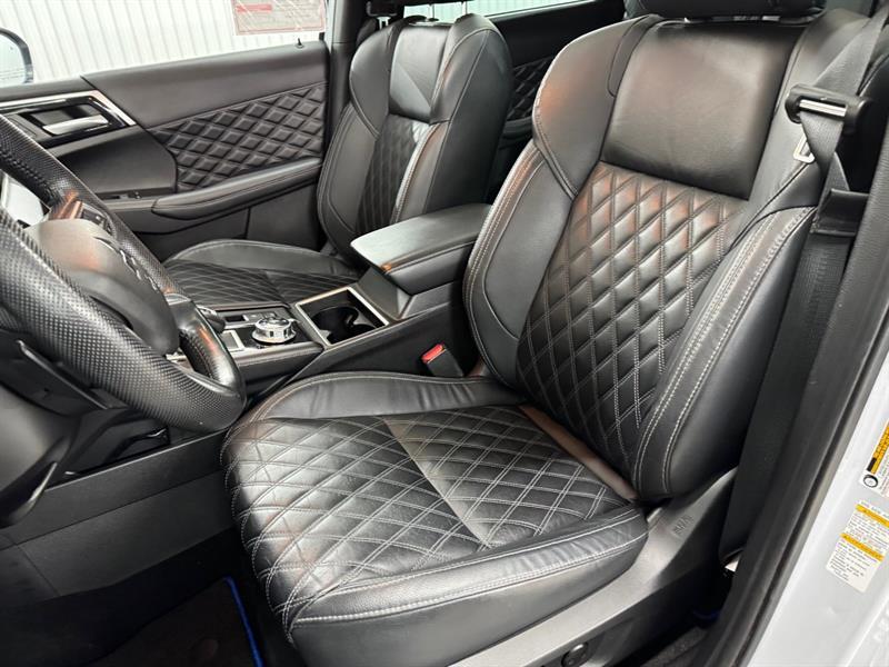 2023 Mitsubishi Outlander - Image 17