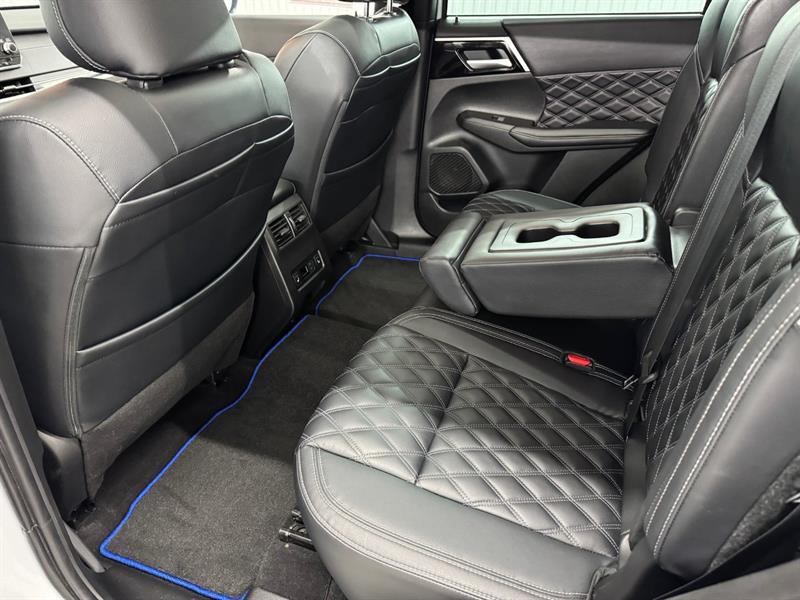 2023 Mitsubishi Outlander - Image 18