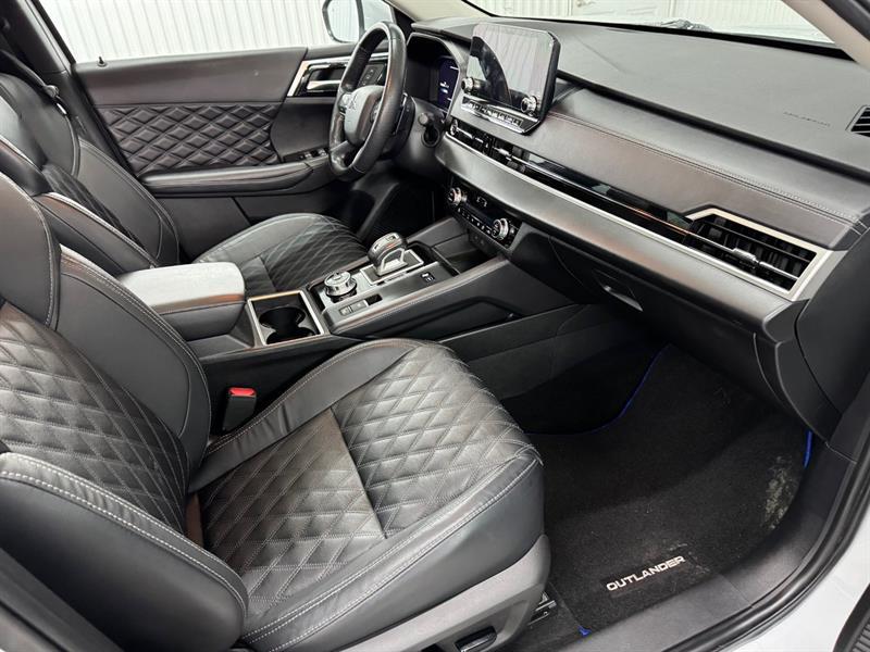 2023 Mitsubishi Outlander - Image 22