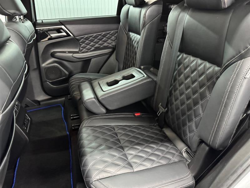 2023 Mitsubishi Outlander - Image 23