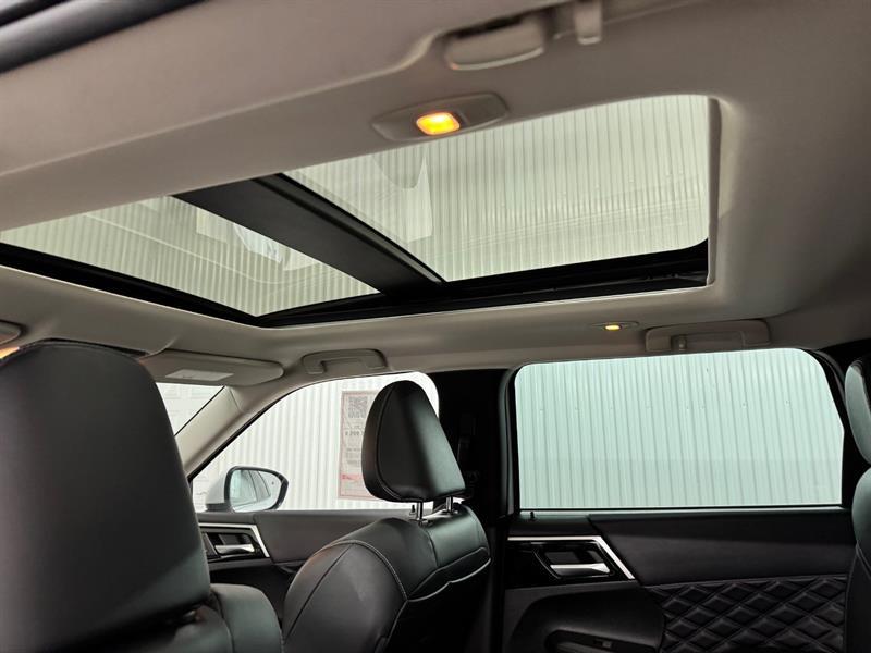 2023 Mitsubishi Outlander - Image 25