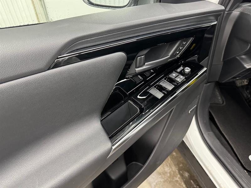 2023 Subaru Solterra - Image 13